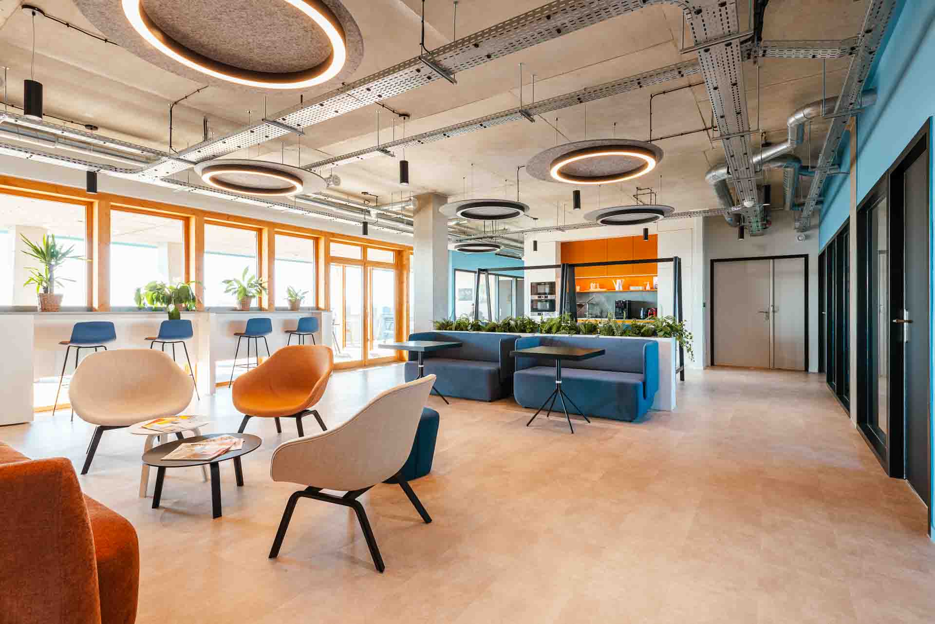Espace d’accueil Vinci à Rennes aménagé par Othéa, avec fauteuils et tables basses